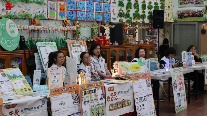 DOC執行秘書為民眾介紹數位服務主題及演練