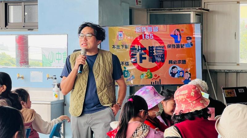 近年來詐騙案件層出不窮，手法更是日新月異、光怪陸離，造成民眾不僅錢財的損失，更進而導致家庭氣氛緊繃、身心也備受煎熬。於此，數位機會中心藉此開設專門宣導防詐騙的課程，課程內容提及詐騙集團自古至今的詐騙手法演變。