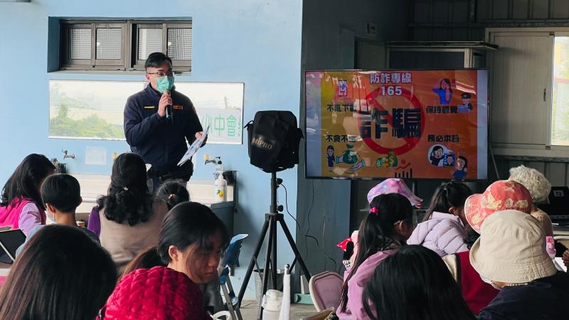 燕巢數位機會中心不僅在社區開設防詐騙課程，更邀請到在地分駐所所長親身蒞臨現場，分駐所所長分享接獲民眾因詐騙而導致的經驗，讓民眾了解到目前可能會遭遇到的詐騙話術以及手法，提醒民眾千萬不可掉以輕心。由於是分駐所所長現身說法，更讓民眾知曉詐騙集團