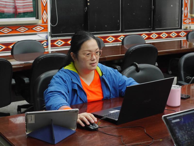 檢視製作的簡報，排版的設計、字體的選擇及字型大小、聚焦風格等。