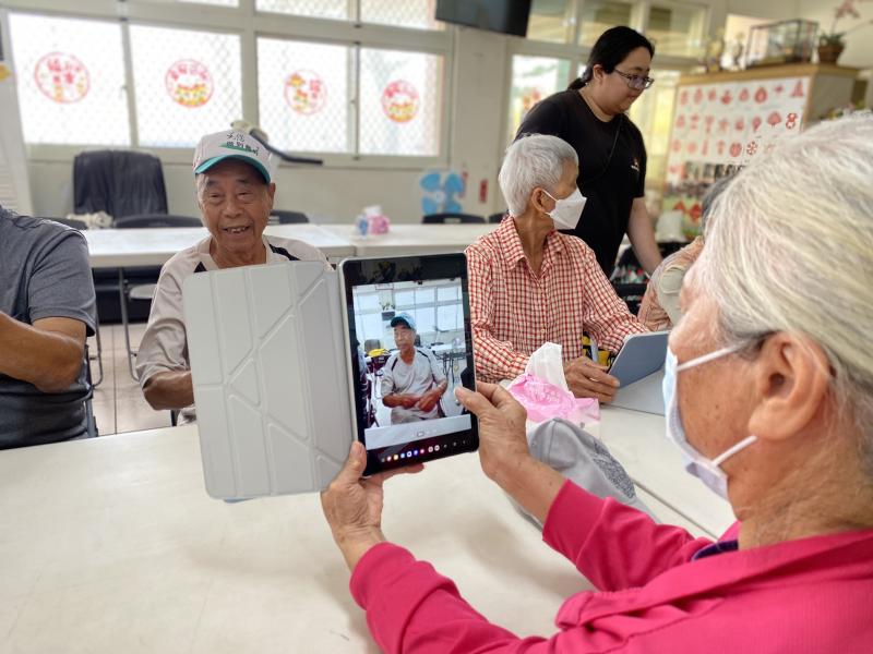 平板對準一笑就拍，認真學習構圖與人像技巧，成功拍出最自然的笑容