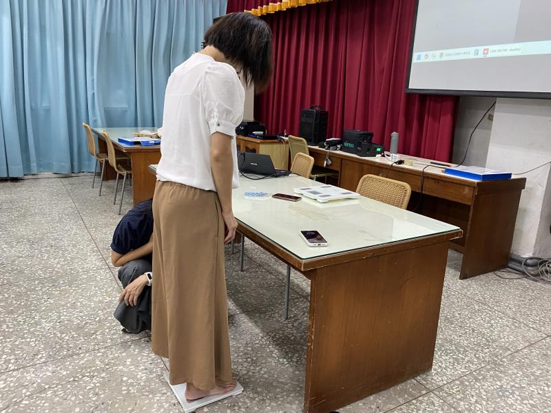 講師教導學員如何設定體脂計來記錄自己的健康數值，學員們迫不及待脫下了鞋襪站上體脂計，想要知道自己是否符合健康標準。