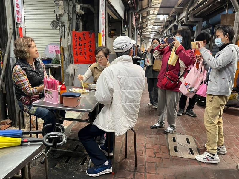 講師先在教室內上課，教導學員們拍照需要哪些工具及拍照注意事項，並告訴大家等會分組後，可以互相學著幫彼此拍照及拍攝短影音紀錄，每個人都是影片中的男女主角。