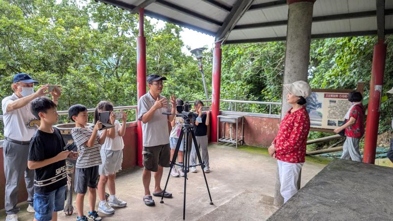 拍攝地點 ：三灣石母祠 / 三灣 DOC 
三灣 DOC 與三灣國小，祖孫共學課程，外拍訪談村長解說石母祠
 