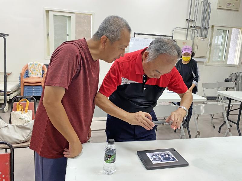 社區長輩學會了翻拍技巧，更開心地分享照片背後的故事，從青春年少的結婚照到孩子成長的點滴，每張照片都是一段動人的回憶。