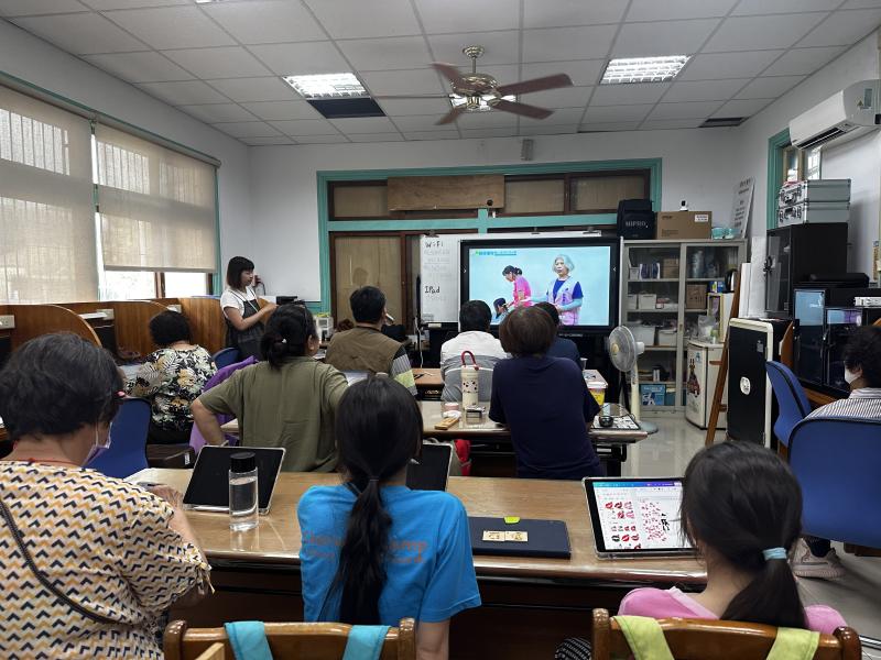 鹿草DOC宣導手機防護工具，讓民眾與孩童建立使用數位工具正確觀念