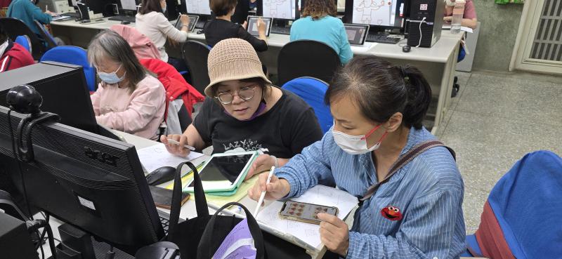 從設計貼圖圖稿到平板繪圖再上架，謝謝崙背DOC老師讓我圓畫家夢