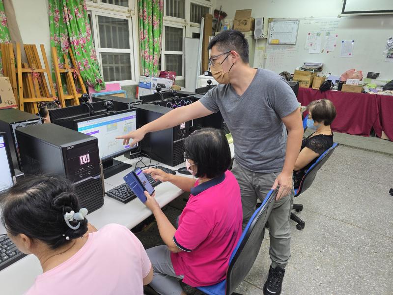 講師帶學員製作在地數位地圖，學員同時下載APP到手機內，打算回家繼續做「作業」、美化地圖