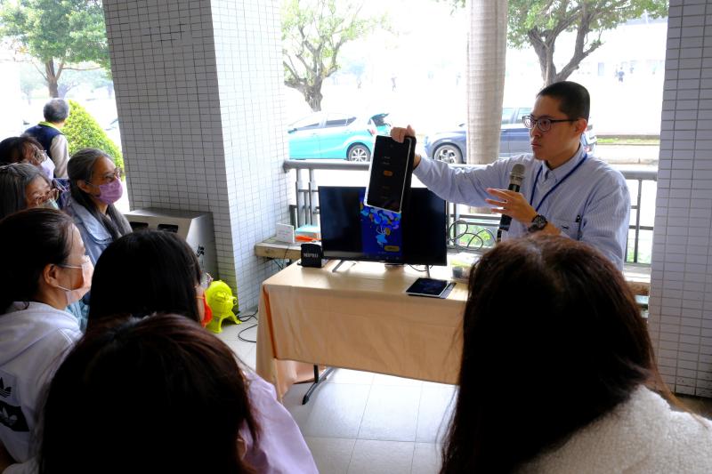 為提升數位機會中心（DOC）在地服務的效能與品質，強化工作夥伴對行動櫃檯實務操作的理解與應用，輔導團結合工作會議辦理一場「行動櫃檯諮詢示範教學」，以實地演練與情境模擬的方式，協助夥伴掌握行動服務的關鍵技巧，並促進資源共享與教學方法交流。
本