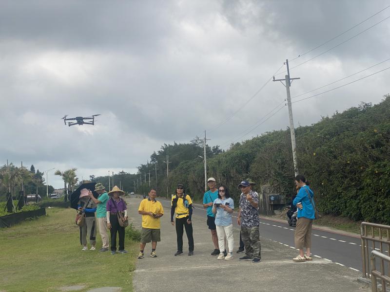 學員在教室內學習完空拍技巧與航空法後，實際到戶外操作空拍機。