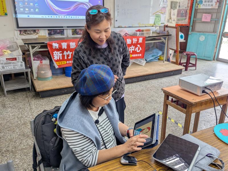 拍攝地點：內立社區關懷據點 / 新埔 DOC
學習平板繪圖的路上，透過老師的點評，更快掌握插畫的技巧與精髓。