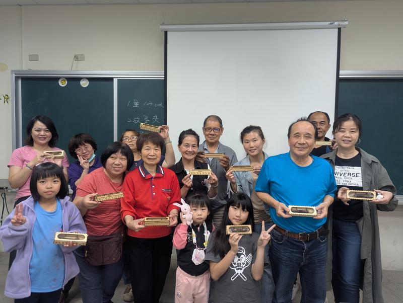 拍攝地點 ：卓蘭國小 / 卓蘭 DOC
每個人都驕傲地展示手中獨一無二的雷雕創作，臉上洋溢著喜悅
 