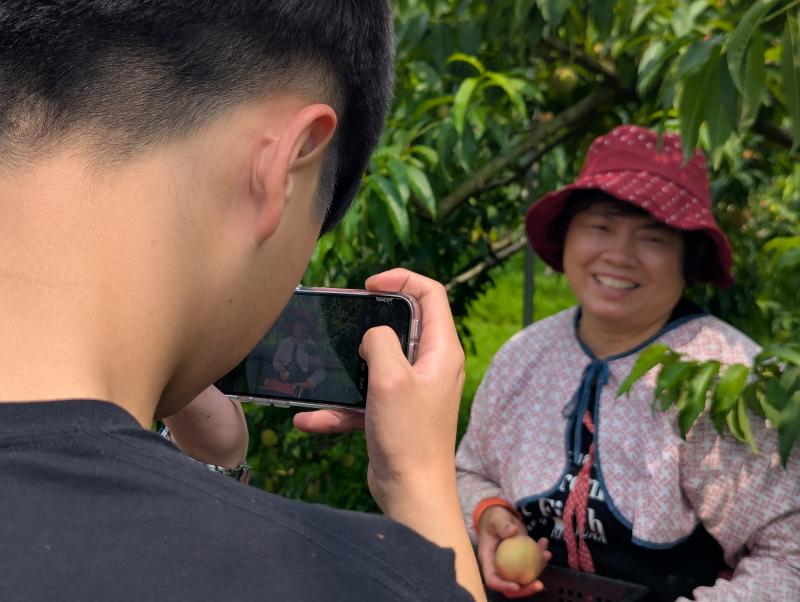 拍攝地點 ：卓蘭 DOC/芬芳桃子園
透過外拍，前往小農桃子園，練習職人與商品拍攝。
 