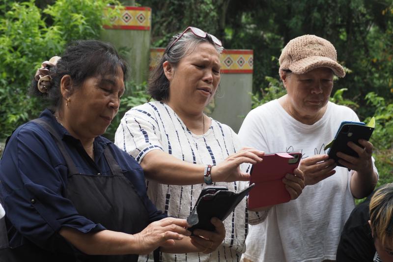 拍攝地點 :五峰鄉桃山村
學員在講師的引導下，練習用手機構圖、調光，拍出更好的相片。