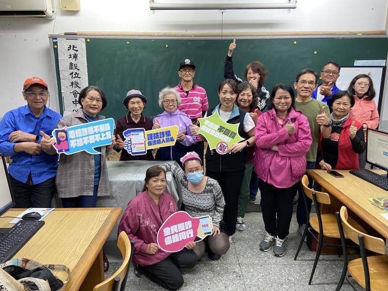 拍攝地點 :北埔ＤＯＣ
新竹刑警大隊負責打詐業務的翁警官，帶領學員認識打詐儀表板等安心使用手機防詐的功能，學員獲益良多。