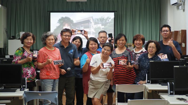 拍攝地點 :銅鑼ＤＯＣ教室
完成自己的第一支ＡＩ主播新聞影片剪輯，學員和自己的作品一起合照結業！