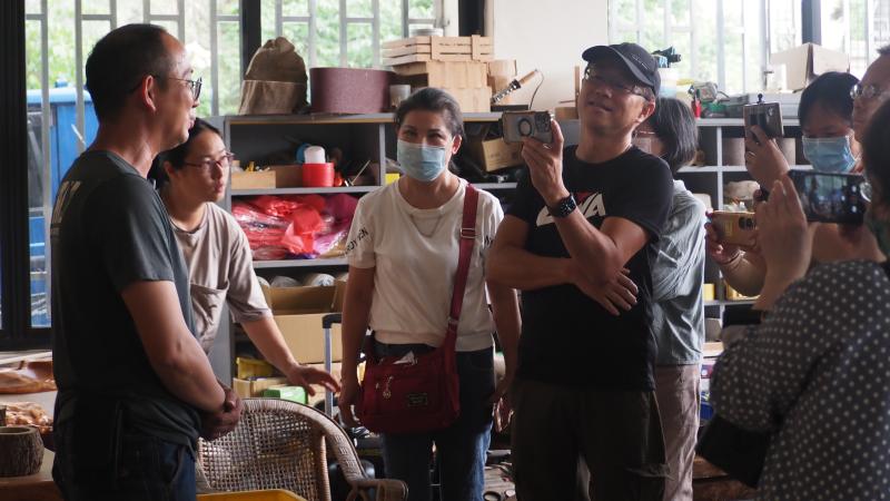 拍攝地點 :銅鑼天然奇木
ＡＩ主播也要出外景，為了取材真實的在地鏡頭，學員一起帶著手機前往木雕產業第二代的天然奇木拍攝訪談。