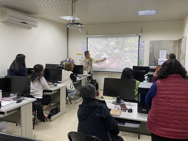 學員一起學習影片剪輯後製