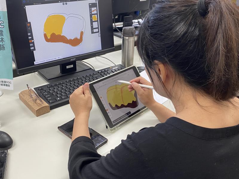 學員利用平板繪製插圖