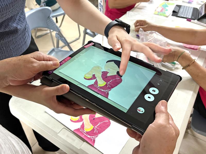 學員將繪製完成的插圖，翻拍進入平板，進行圖像後製修整。