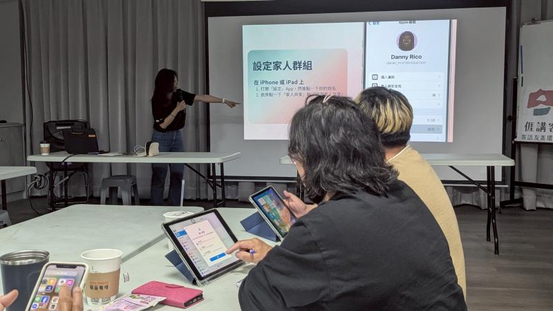 透過實際操作教學，大家能夠親手體驗如何設定限制螢幕使用時間、封鎖不當內容，到查看孩子使用哪些 App、位置追蹤等各項功能。