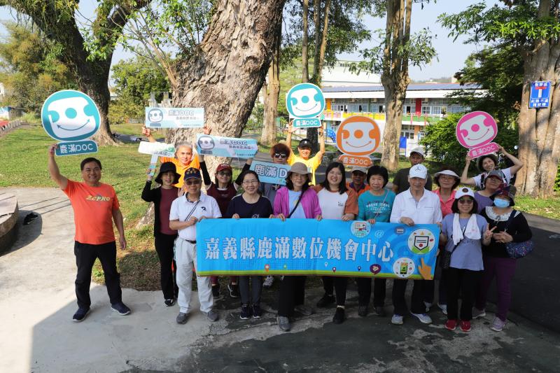 這次我們鹿滿數位機會中心辦理實體健走活動，沒想到學員們超有行動力，竟然有 20 位學員 踴躍報名！其中 7 對是夫妻檔，還有從彰化、古坑、梅山遠道而來的朋友，一起用腳步丈量健康，一起開心走起來！
 
 