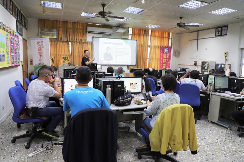  
學員們第一次接觸 AI ，發現 AI 其實沒那麼難，更是超實用的生活幫手。
特別是社區志工們，對這堂課讚不絕口：「寫計畫案變簡單了！」 以前常常為了找資料、撰寫內容傷透腦筋，現在有了 AI，能更快整理重點，讓提案內容更完整，節省了大量時