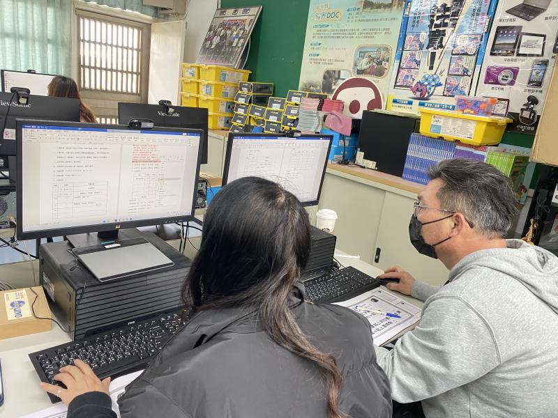 職場上免不了會遇到急需處理的文書，但總不好一直麻煩別人，所以自己來學習，雖然這一系列課程很深很廣，但在老師教授後至少學會修改文件，才不至於延遲到工作了