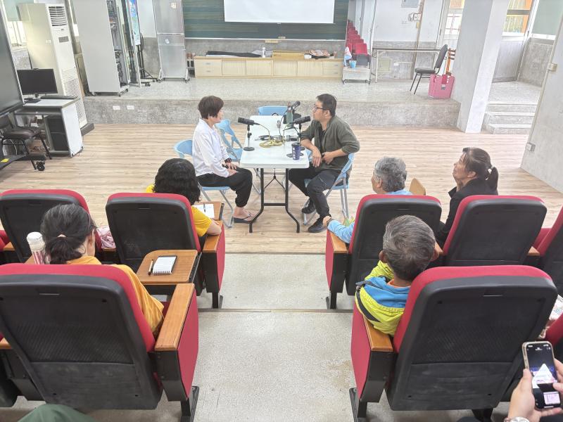 六腳DOC今年開設的PODCAST特色課程主題是「六腳甜蔗講」，以懸絲偶與糖廠為主軸，圍繞著工廠村劇團們長輩的心路歷程，以及糖廠在地以前生活的風光，用錄音的方式讓害怕鏡頭的長輩們，也能透過錄音聊天的方式去記錄他們的生命故事。