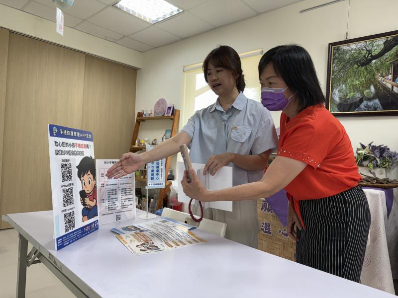 擔心孩子手機使用過度嗎？安裝親子手機防護APP，幫助家長掌握使用時間與內容，安心又可守護孩子的數位生活，讓我們從今天開始吧！