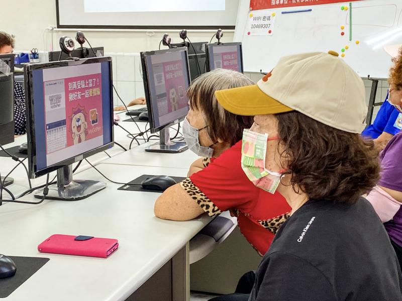 現場也會視情況進行「網路成癮自我檢測」，引導學員思考自身的網路使用狀況。此外，課程會介紹「全民資安素養網」與「iWIN內容防護機構」等資源，教導民眾如何查證資訊真偽與提出申訴，培養健康、負責任的網路使用態度。