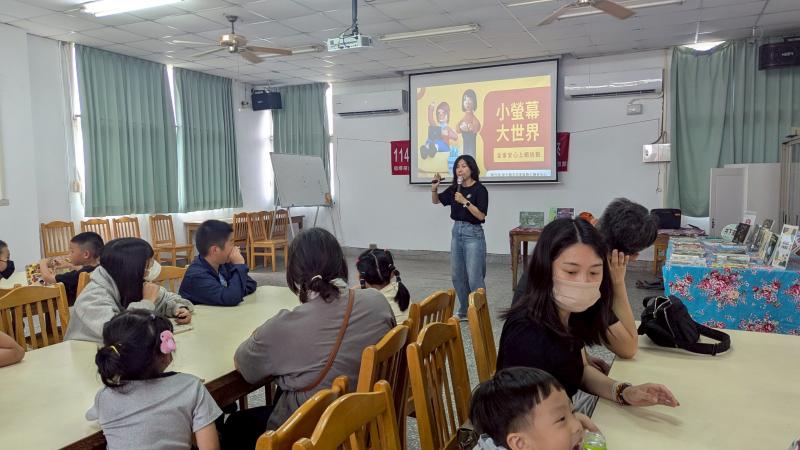 結合銅鑼圖書館「親子繪本日」的溫馨氛圍，我們特別設計了一場親子共學的數位素養宣導活動，讓家長在與孩子共享閱讀時光的同時，也能輕鬆認識並學會善用手機內建的防護工具。活動以生活化的情境作為開場，引導家長思考「當孩子開始接觸3C時，該如何陪伴與引
