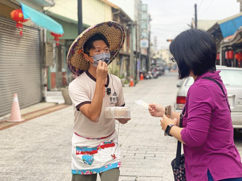 殷維志老闆會主動向遊客解說發試吃。