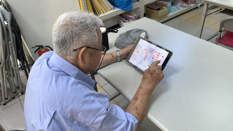 水里DOC走入社區教學，帶長者透過繪圖軟體學習用平板。