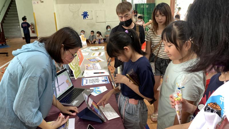 水里DOC於水里國小母親節活動設攤，透過親子小遊戲推廣實用資訊安全觀念。