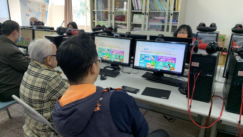 埔里DOC在課程中推廣學習中心，引導民眾善用免費平台自主學習充實新知。