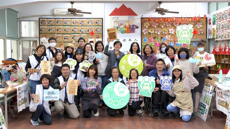 中投輔導團為提升臺中、南投DOC執行秘書的能力及加強社區數位推廣的服務，特別於草屯DOC舉辦「行動i櫃檯培訓」，透過實地演練與經驗分享，培養深入社區、與民眾互動的數位服務能力。
本次培訓以「行動i櫃檯」為核心服務模式，設計出五大主題內容，分