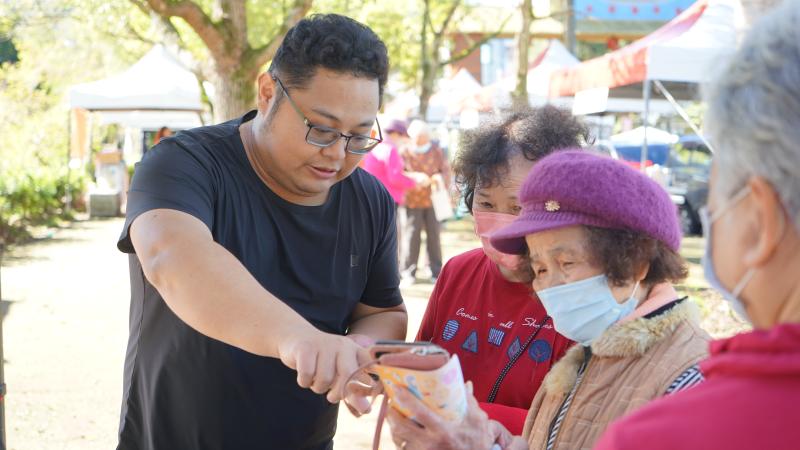 鹿谷DOC利用公所活動期間，設立數位素養諮詢攤位，陪伴長輩減低對數位工具的陌生感。