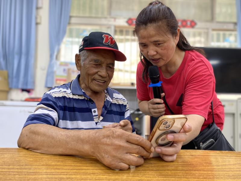 仁愛DOC至親愛部落開設「第一次Line著你」數位通訊工具課程，講師親切的陪伴部落長輩第一次使用智能手機Line平台。