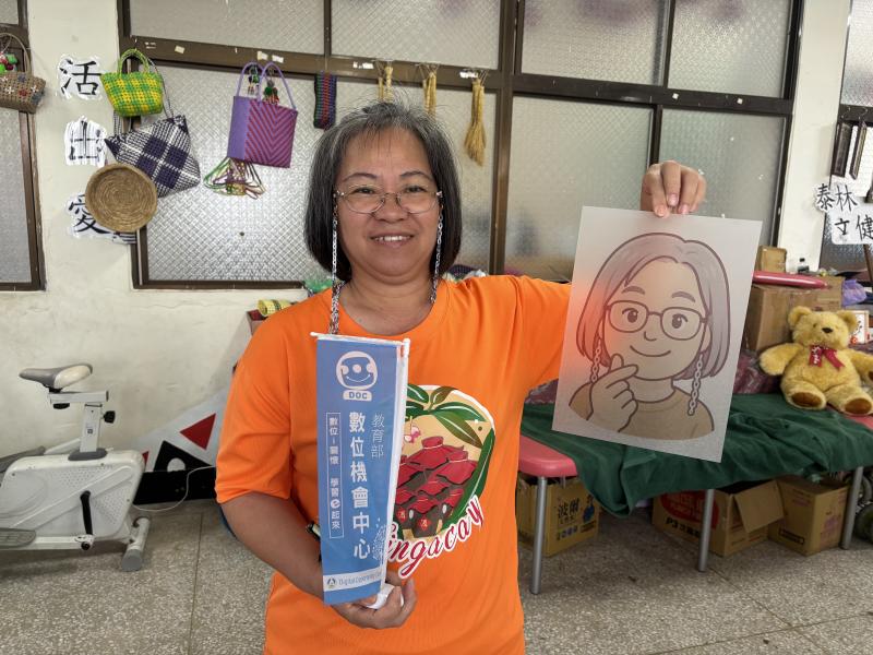 5/22辦理電繪裁藝創作課，老師帶領學員用AI產出再用裁藝機剪裁，留下學員與AI自己的合影