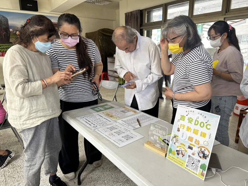 吉安數位機會中心在永興社區活動中心辦理行動諮詢，即時解決民眾數位疑難雜症。