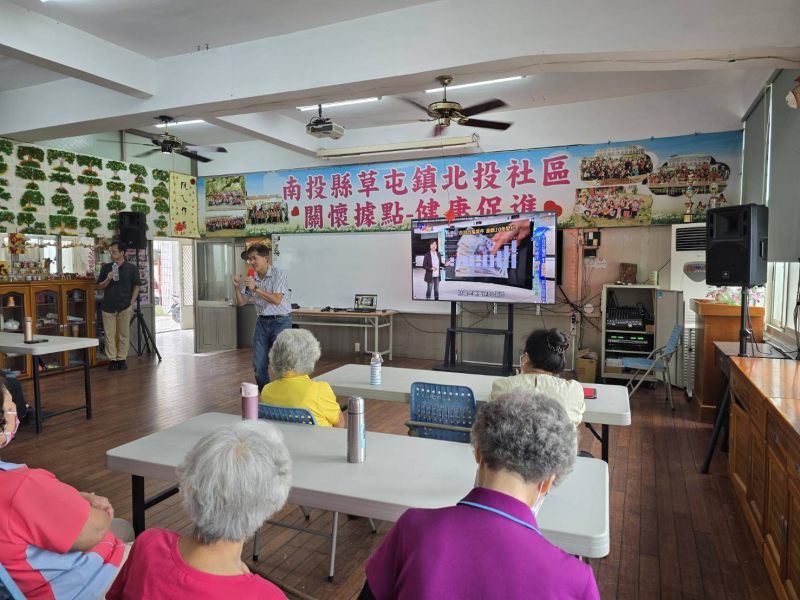 在介紹詐騙類型時，結合實際案例說明像是假投資、假親友借錢、假檢警等常見手法。並強調「不明連結不要點、陌生電話不輕信、金錢轉帳先查證」三大原則。透過互動，引導長者分享身邊遇過的可疑經驗，強化記憶點。最後提醒大家，若有疑問，一定要撥打165反詐