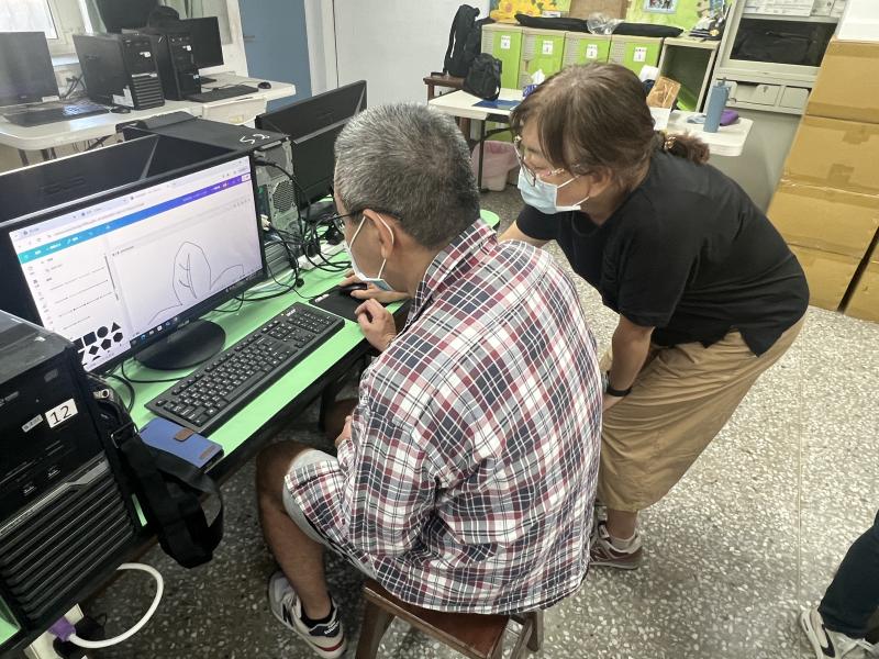 學習能力較強的同學，協助學習能力較慢的同學一起完成課堂上的作品