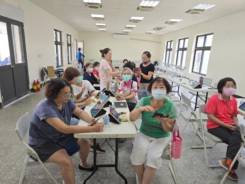 學員認真操作老師講得每個步驟。