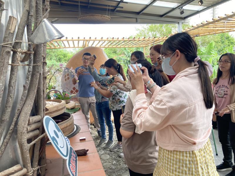 上課日期:114年6月
上課地點:後壁俗女村電力站
老師教導學員如何取材及取景用紅龜粿為主題一起拍攝傳統美食短影音