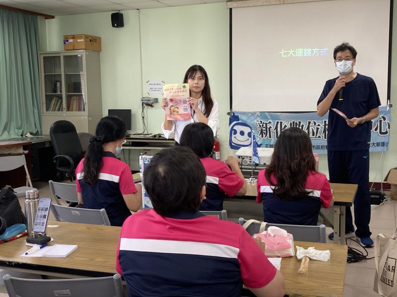上課時間:114年6月8日
活動內容:新化數位機會中心為消防隊婦宣志工辦理人才培訓活動現場一併介紹兒童3C防護
 