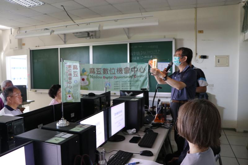 老師仔細講解雷雕機可以產出的作品，同學也對課程充滿期待。