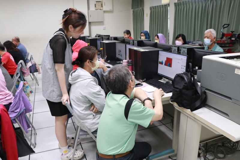 哪裡不會？老師來幫忙！3D列印需要有空間觀念才能順利的製作。