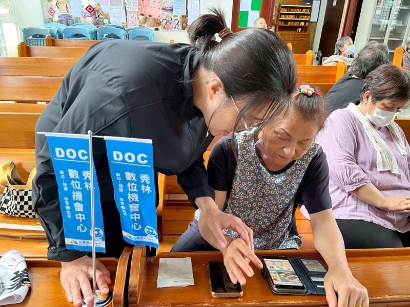 秀林DOC於數位課程中推廣線上學習平台，引導長輩使用線上學習平台去鍛鍊體能、認識自己身體與心情的關聯~讓銀髮生活可以因為有更多學習的機會而更加豐富。