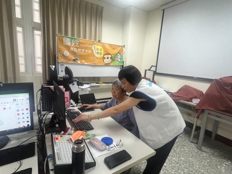 協助學員學習電腦與手機操作.